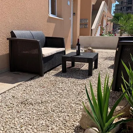 Poolside Ground Floor - B105 Walnut Grove Пафос